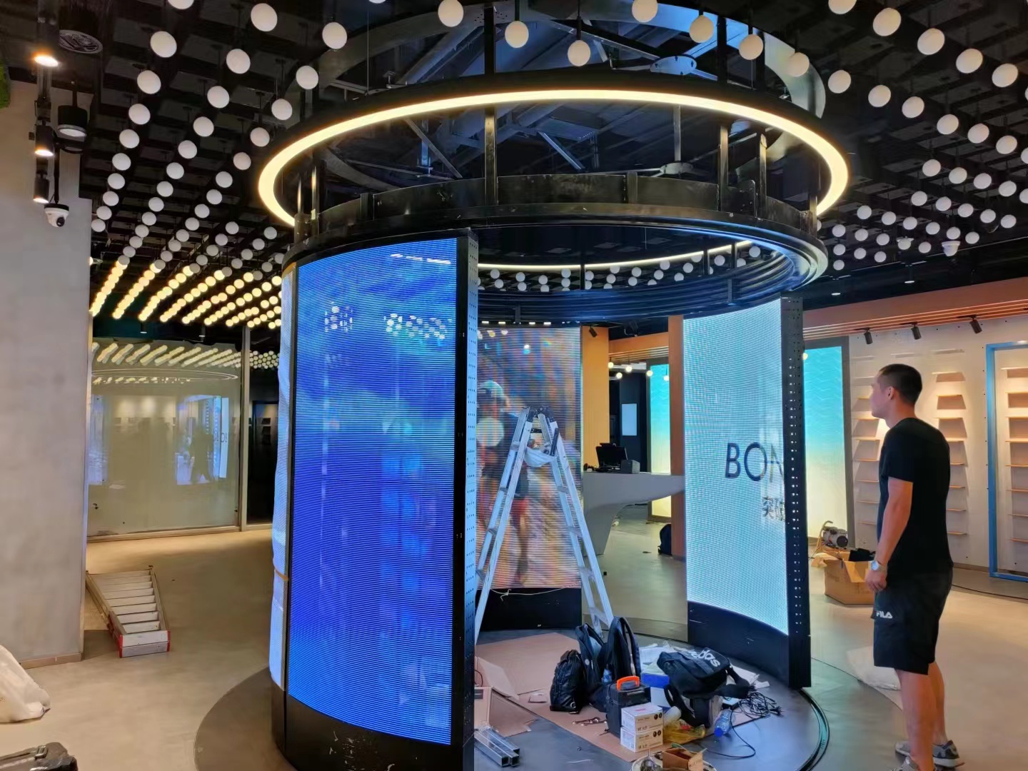 上海某國(guó)際品牌展廳圓形移動(dòng)屏